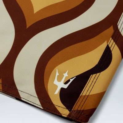 Tecido com padrão ondulado em castanho, bege, branco e detalhes em preto com símbolo branco de tridente.