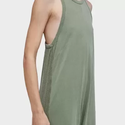 Macacão verde-oliva sem mangas com tecido de malha lisa e canelada nas laterais