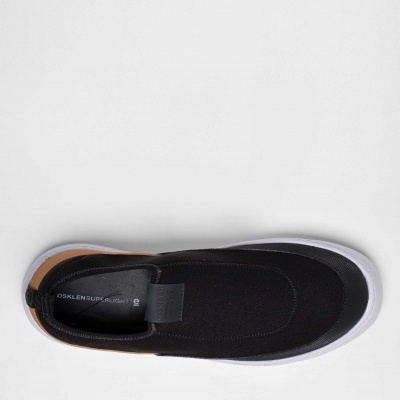 Tênis slip-on Osklen preto com sola branca e parte de trás castanha