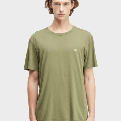 Camisa verde-oliva com logótipo de coroa bege no peito