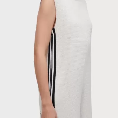 Vestido branco sem mangas com riscas pretas laterais