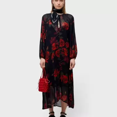 Vestido longo preto com rosas vermelhas, lenço preto, bolsa vermelha pequena, sapatos pretos