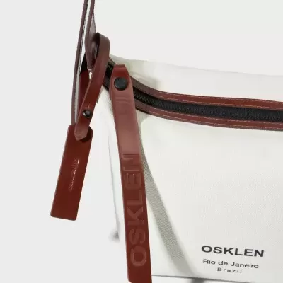 Mala branca de tecido com detalhes em pele castanha e fecho preto