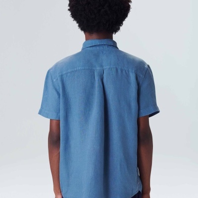 Camisa azul clara de manga curta vista de costas