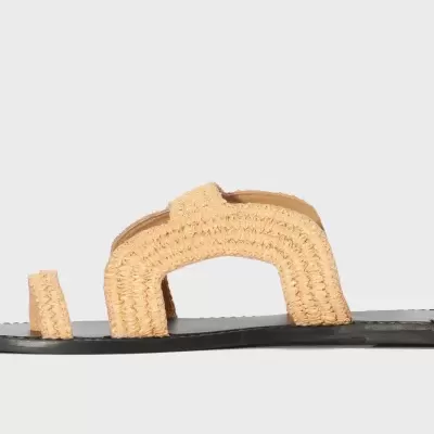 Sandália rasteira bege em ráfia com sola preta