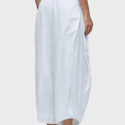 Calças largas brancas com cintura alta usadas por modelo vista de costas