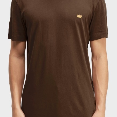 T-shirt castanha com logótipo de coroa creme no peito