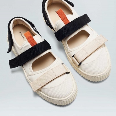 Sapatilhas brancas com tiras preta e bege e sola de borracha