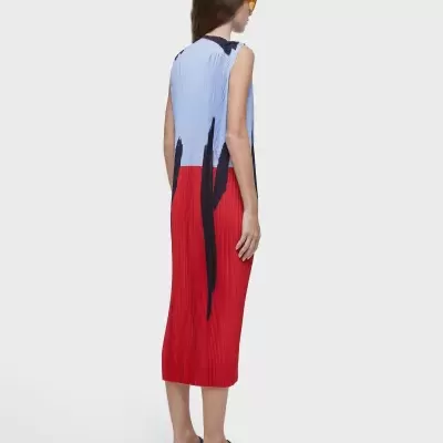 Vestido midi sem mangas com padrão abstrato azul, vermelho e preto visto de costas
