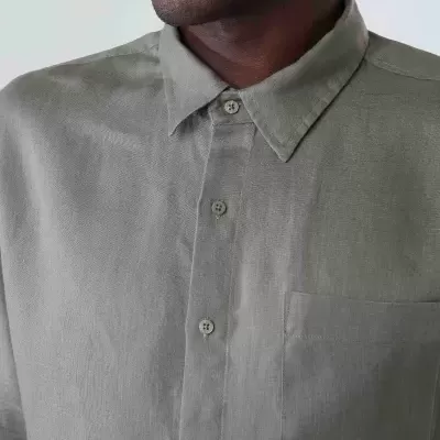 Camisa cinza de algodão ou linho com bolso e botões, vista de perto