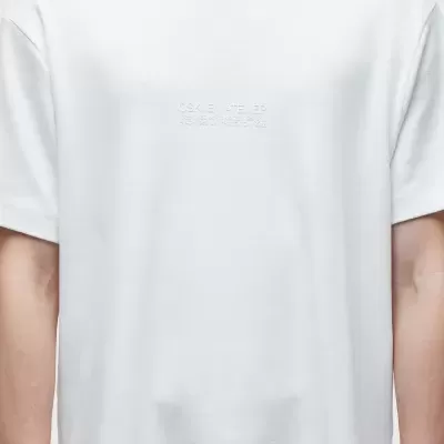 Camiseta branca de manga curta com texto bordado no peito