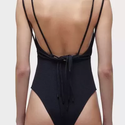 Fato de banho preto de costas com alças finas e laço central