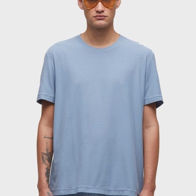 Homem com t-shirt azul clara e óculos de sol laranja