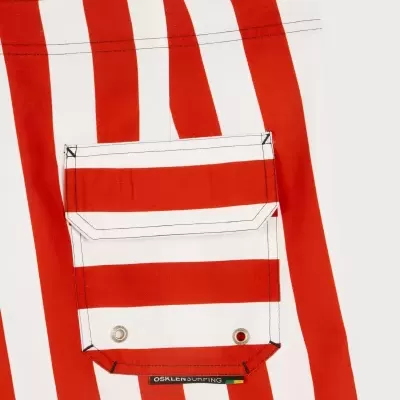 Tecido com riscas vermelhas e brancas e bolso com aba e ilhós metálicos