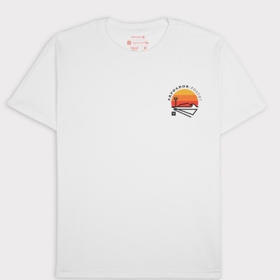 T-shirt branca com estampa pequena colorida no peito