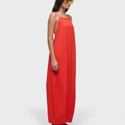 Mulher a usar vestido comprido vermelho com ténis cinzentos