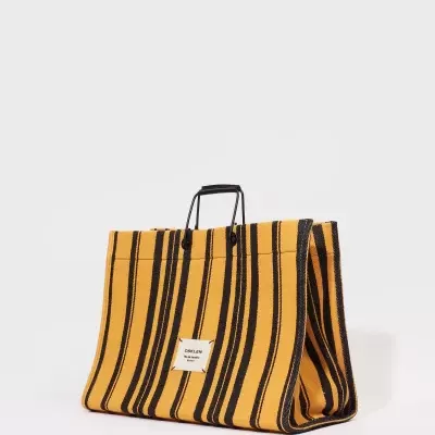 Mala amarela com riscas pretas e alças finas pretas