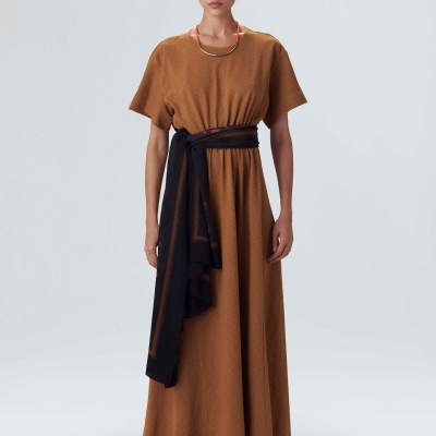 Vestido comprido castanho com cinto preto e sandálias pretas