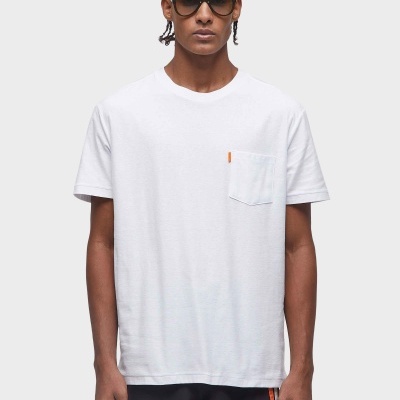 Camiseta branca de algodão com bolso e etiqueta laranja