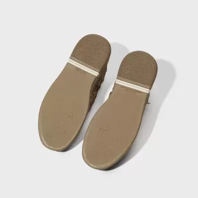 Sola de sapatos castanhos claros com parte superior estriada em fundo branco