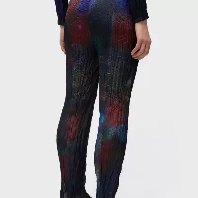 Calças compridas texturizadas com padrão abstrato em várias cores escuras