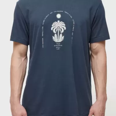T-shirt azul escura com estampa branca de palmeira e texto da marca Osklen Amazônia