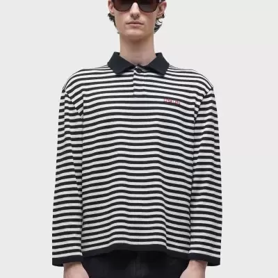 Polo de riscas pretas e brancas com gola preta e texto no peito