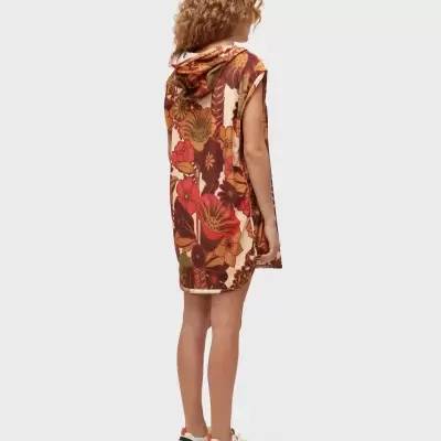Vestido com padrão floral em cores outonais numa pessoa vista de costas