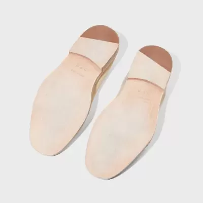 solas de sapato em couro claro com reforço castanho