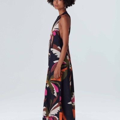 Vestido longo com padrão floral colorido, meias cor-de-rosa e sapatos brancos