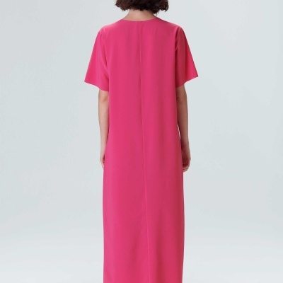 Vestido comprido rosa vibrante com mangas curtas visto de costas