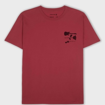 T-shirt vermelha com estampa preta de guitarra e rosa da OSKLEN