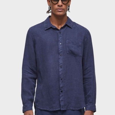 Camisa azul-escura de manga comprida com bolso no peito em modelo com óculos escuros