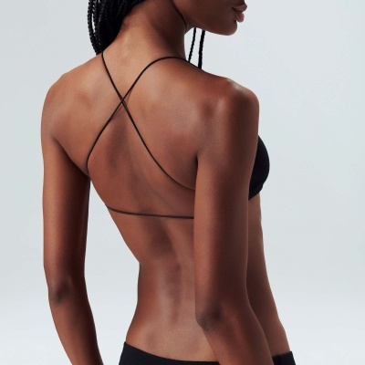 Mulher vista de costas com biquíni preto de alças cruzadas