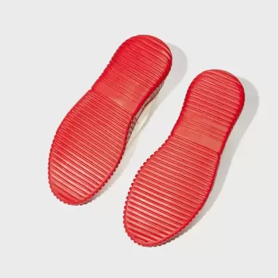 Solas de calçado vermelhas com textura em faixas paralelas