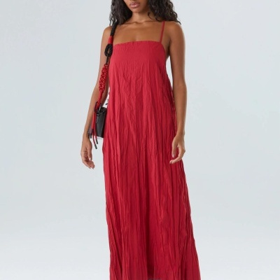 Vestido vermelho comprido com sandálias pretas e mala preta