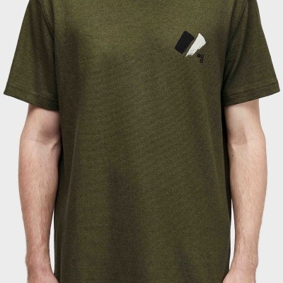 T-shirt de malha verde-oliva com estampado preto e branco no peito