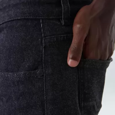 Calças de ganga pretas com mão no bolso direito