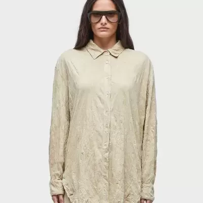 Camisa feminina bege texturizada de manga comprida com botões e gola clássica