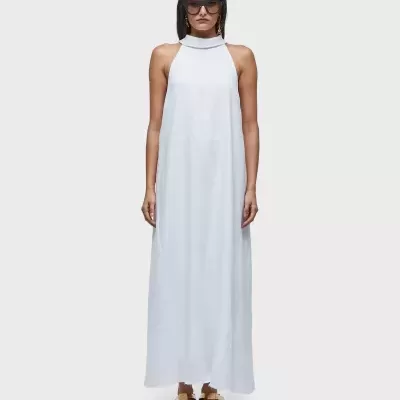 Vestido branco comprido sem mangas com gola alta
