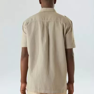 Camisa bege de manga curta vista por trás