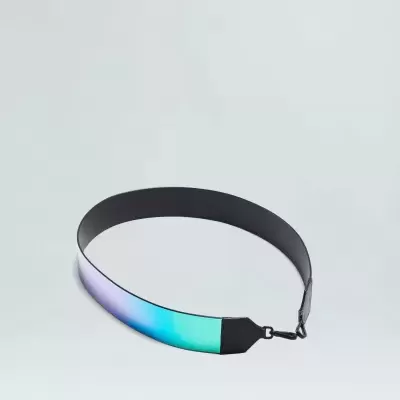 Colar choker refletor em tons iridescentes
