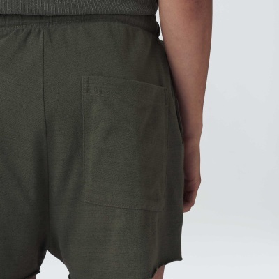 Calções verdes escuros com bolso traseiro e cós elástico