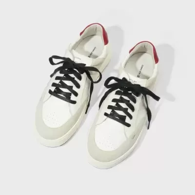 Sapatilhas brancas com detalhes vermelhos e atacadores pretos