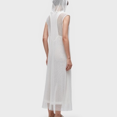 Vestido branco de malha aberta com capuz visto de costas