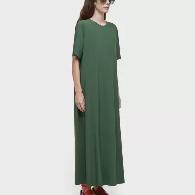 Vestido comprido verde musgo com ténis coloridos