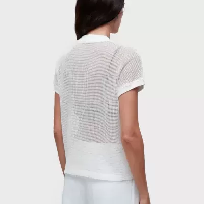 T-shirt branca de malha transparente vista de costas com calças brancas.