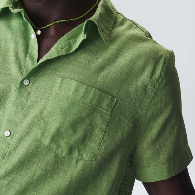 Camisa verde de manga curta com bolso no peito