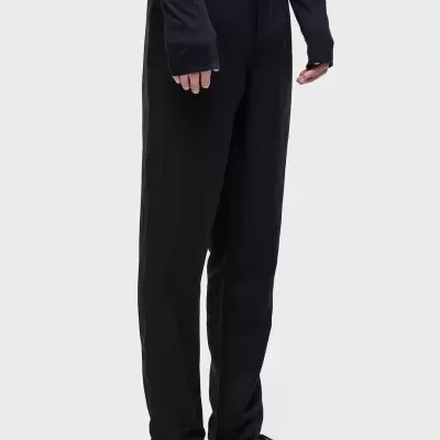 Calças pretas retas com camisa e sapatilhas pretas