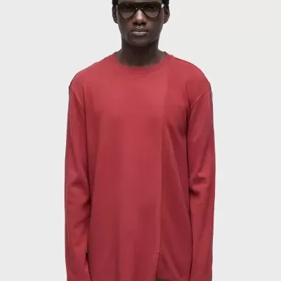 Camisola de malha vermelha com padrão assimétrico em modelo masculino